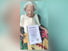 Dona Deolira, moradora de Itaperuna, segura certificado de longevidade do RankBrasil