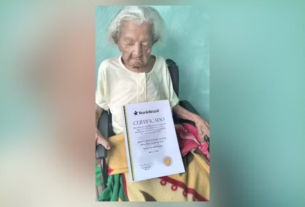 Dona Deolira, moradora de Itaperuna, segura certificado de longevidade do RankBrasil