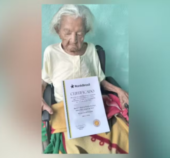 Dona Deolira, moradora de Itaperuna, segura certificado de longevidade do RankBrasil
