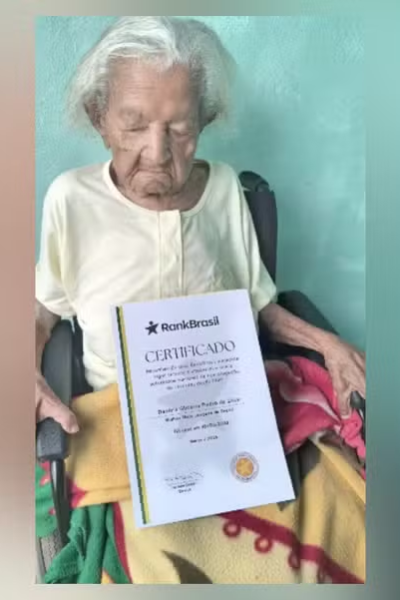 Dona Deolira, moradora de Itaperuna, segura certificado de longevidade do RankBrasil