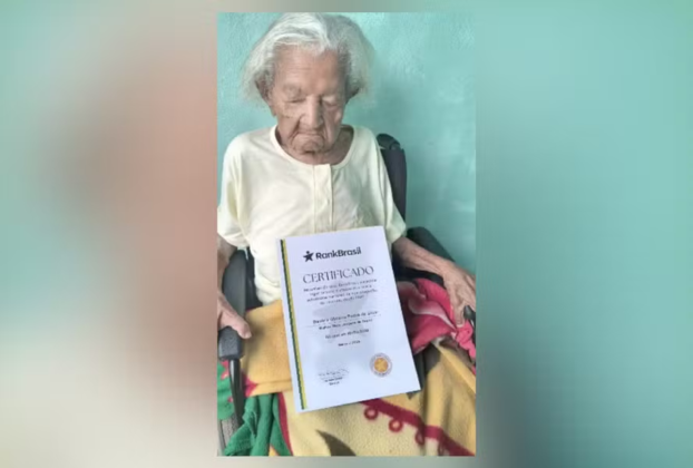 Dona Deolira, moradora de Itaperuna, segura certificado de longevidade do RankBrasil