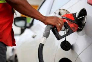 Abastecimento de veículo em posto de combustível, ilustrando preços da gasolina em Itaperuna