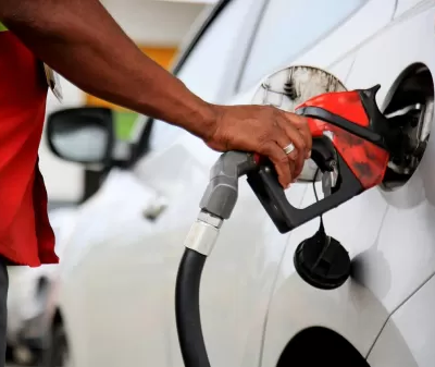 Abastecimento de veículo em posto de combustível, ilustrando preços da gasolina em Itaperuna