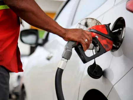 Abastecimento de veículo em posto de combustível, ilustrando preços da gasolina em Itaperuna