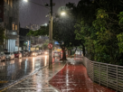 Rua sob chuva forte, ilustrando o alerta meteorológico em Itaperuna