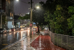 Rua sob chuva forte, ilustrando o alerta meteorológico em Itaperuna