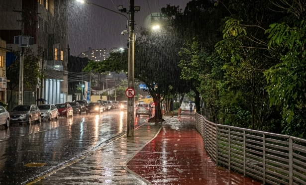 Rua sob chuva forte, ilustrando o alerta meteorológico em Itaperuna